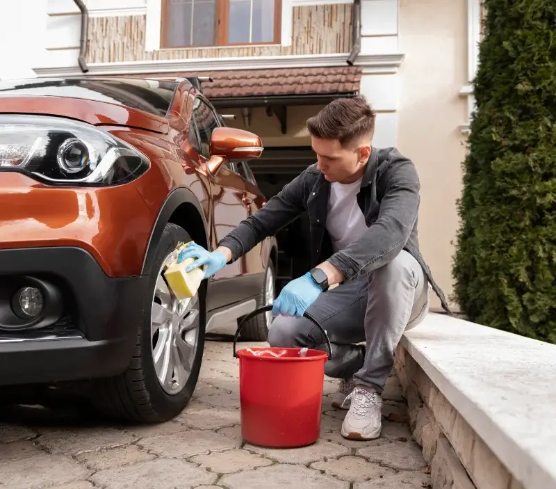 Lavage auto à domicile Arzacq-Arraziguet : professionnel intervenant sur un véhicule